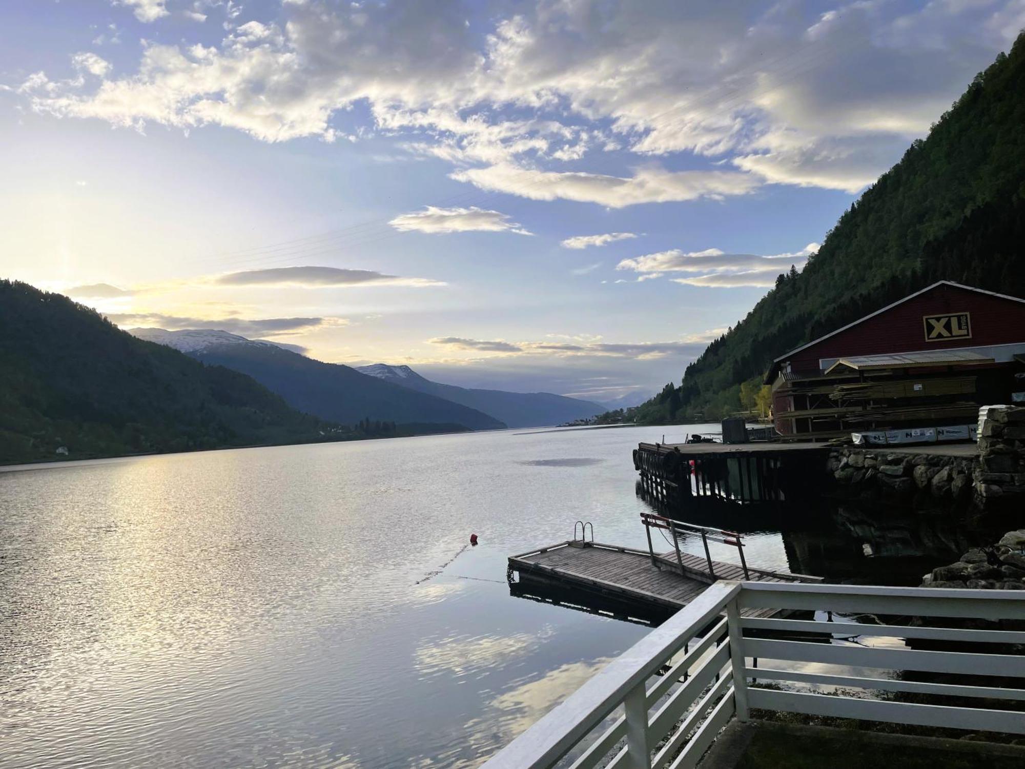 Der Fjordtraum In Balestrand Direkt Am Wasser Bagian luar foto